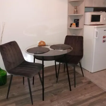 Bequem Eingerichtetes Kleines Haus Fur 2 Personen In * Balatonboglar